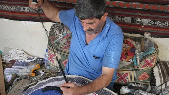 Elazığ'ın son semer ve palan ustası teknolojiye direniyor