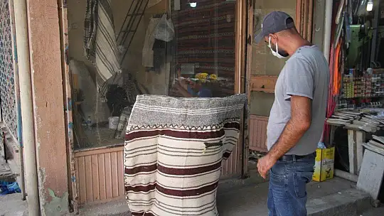 Elazığ'ın son semer ve palan ustası teknolojiye direniyor