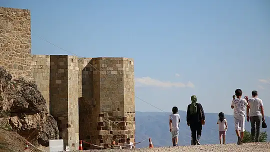 Elazığ'ın turizme açılan kapısı Harput'a ziyaretçiler gelmeye başladı