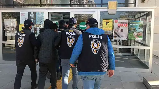 3 ilde kart kopyalama çetesine operasyon: 5 gözaltı