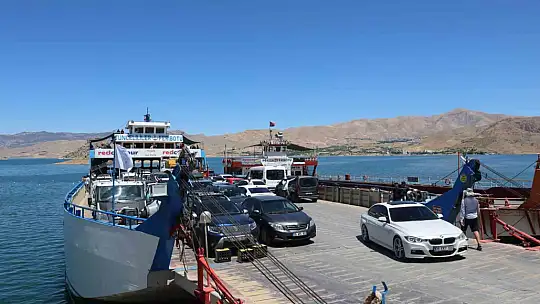 Elazığ-Pertek feribotlarında bayram hareketliliği