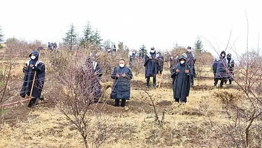 Elazığ polisi, depremlerde hayatını kaybedenlerin anısına fidan dikti