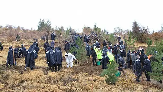 Elazığ polisi, depremlerde hayatını kaybedenlerin anısına fidan dikti