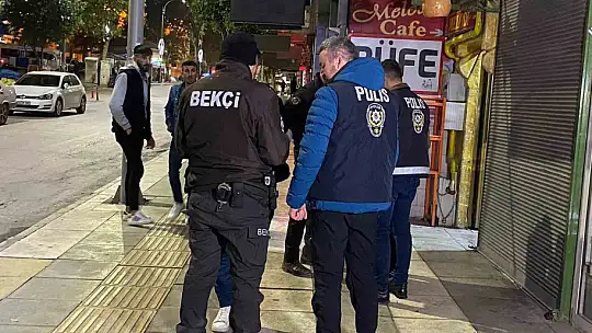 Elazığ polisi suçlulara göz açtırmıyor: Aranan bir kişi yakalandı, 1 adet ruhsatsız tabanca ele geçirildi