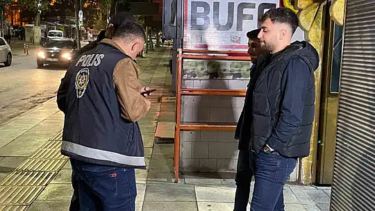 Elazığ polisi suçlulara göz açtırmıyor: Aranan bir kişi yakalandı, 1 adet ruhsatsız tabanca ele geçirildi