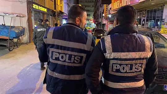 Elazığ polisi suçlulara göz açtırmıyor: Aranan bir kişi yakalandı, 1 adet ruhsatsız tabanca ele geçirildi