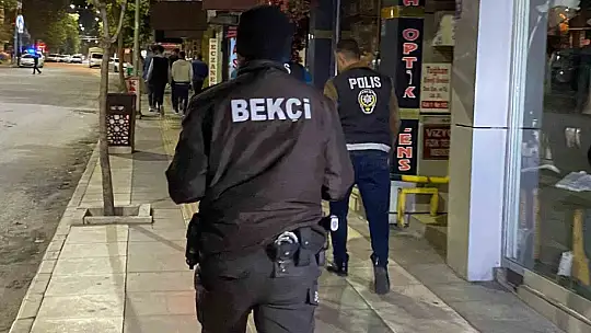 Elazığ polisi suçlulara göz açtırmıyor: Aranan bir kişi yakalandı, 1 adet ruhsatsız tabanca ele geçirildi