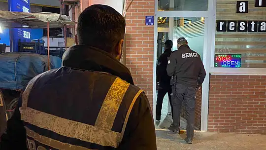 Elazığ polisi suçlulara göz açtırmıyor: Aranan bir kişi yakalandı, 1 adet ruhsatsız tabanca ele geçirildi