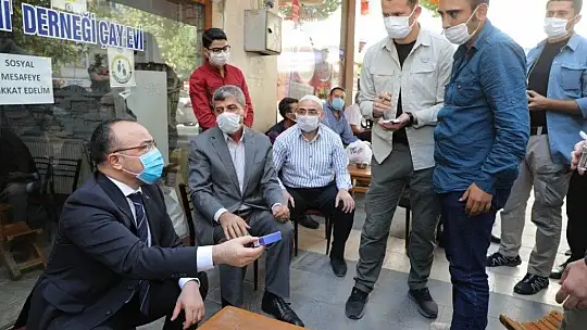 Elazığ Valisi, iş talebinde bulunan genç adama sigarayı bıraktırdı