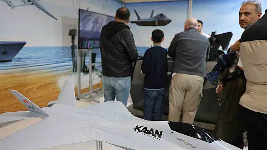 Çocuklar kokpit heyecanını yaşadı, simülasyondan KAAN'ı kullandı