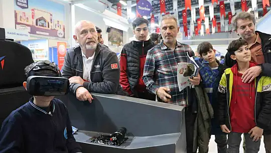 Çocuklar kokpit heyecanını yaşadı, simülasyondan KAAN'ı kullandı