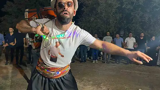 Elazığlı davulcunun ağzında tuttuğu meşale ve ateş çemberindeki yaptığı şov hayran bıraktı