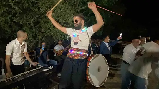Elazığlı davulcunun ağzında tuttuğu meşale ve ateş çemberindeki yaptığı şov hayran bıraktı