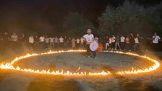 Elazığlı davulcunun ağzında tuttuğu meşale ve ateş çemberindeki yaptığı şov hayran bıraktı