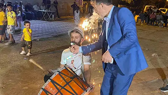 Elazığlı davulcunun ağzında tuttuğu meşale ve ateş çemberindeki yaptığı şov hayran bıraktı
