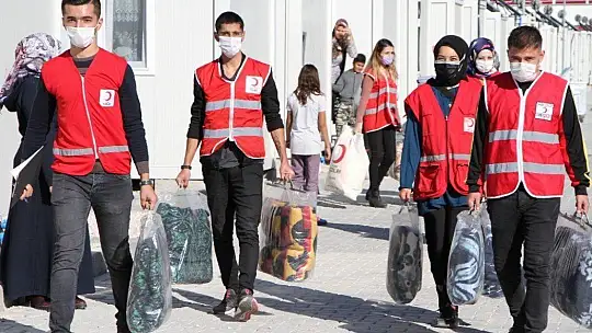 Elazığlı depremzedelere Kızılay'dan battaniye desteği