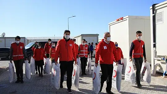 Elazığlı depremzedelere Kızılay'dan battaniye desteği