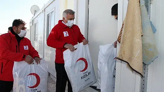 Elazığlı depremzedelere Kızılay'dan battaniye desteği