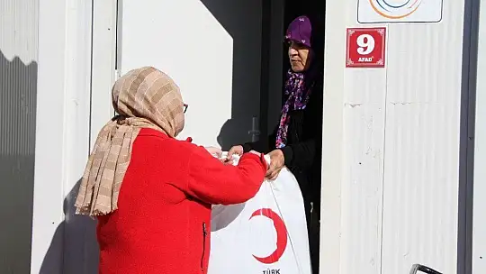 Elazığlı depremzedelere Kızılay'dan battaniye desteği
