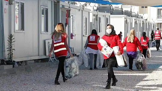 Elazığlı depremzedelere Kızılay'dan battaniye desteği