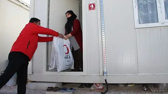 Elazığlı depremzedelere Kızılay'dan battaniye desteği