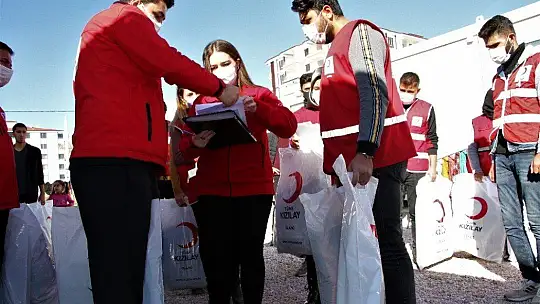Elazığlı depremzedelere Kızılay'dan battaniye desteği