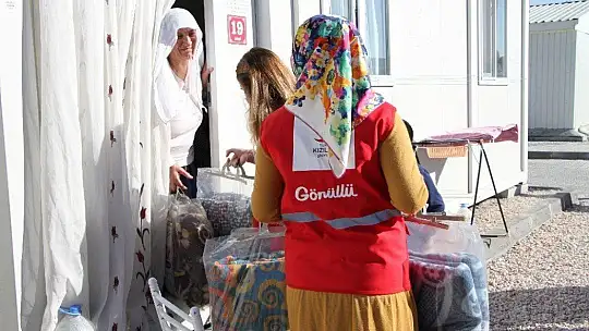 Elazığlı depremzedelere Kızılay'dan battaniye desteği