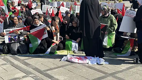 Elazığlı kadınlardan Filistin'e destek için 'sessiz' oturma eylemi