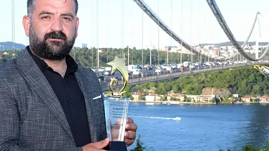 Elazığlı sanatçı yılın en iyi sanatçısı ve müzik bilim insanı ödülüne layık görüldü