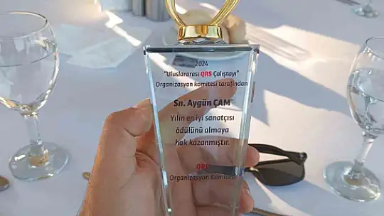 Elazığlı sanatçı yılın en iyi sanatçısı ve müzik bilim insanı ödülüne layık görüldü