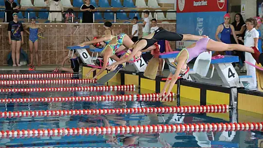 Sporcular Derece İçin Kulaç Attı