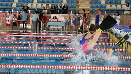 Sporcular Derece İçin Kulaç Attı