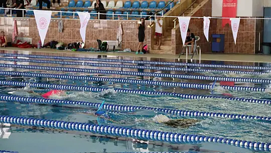 Sporcular Derece İçin Kulaç Attı