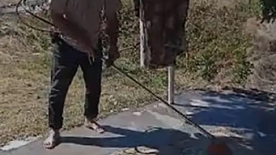 Elazığlı vatandaş ot biçme makinesini halı yıkama makinesine çevirdi