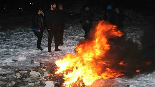 Elazığlılar geceyi dışarıda ateş yakarak geçiriyor