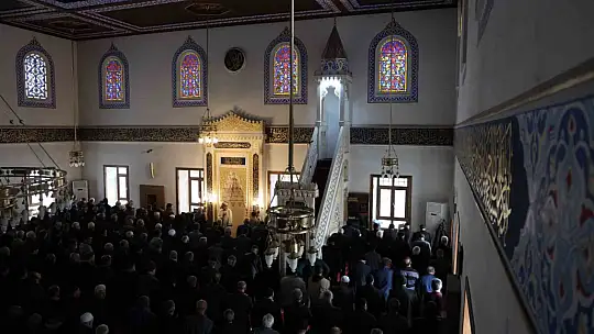 Elazığlılar Ramazan'ın ilk cumasında camileri doldurdu