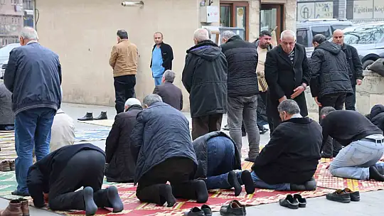 Elazığlılar Ramazan'ın ilk cumasında camileri doldurdu