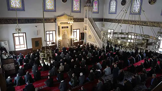 Elazığlılar Ramazan'ın ilk cumasında camileri doldurdu