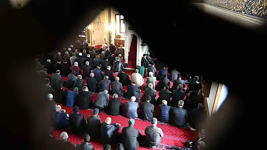 Elazığlılar Ramazan'ın ilk cumasında camileri doldurdu