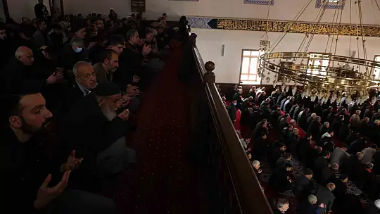 Elazığlılar Ramazan'ın ilk cumasında camileri doldurdu