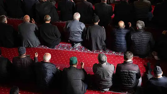 Elazığlılar Ramazan'ın ilk cumasında camileri doldurdu