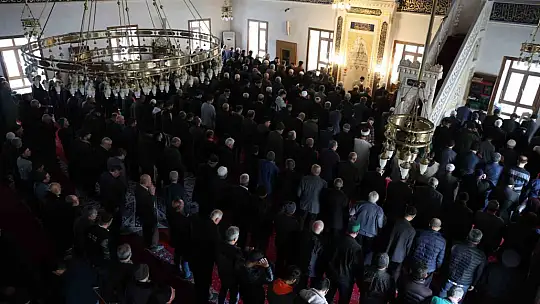 Elazığlılar Ramazan'ın ilk cumasında camileri doldurdu