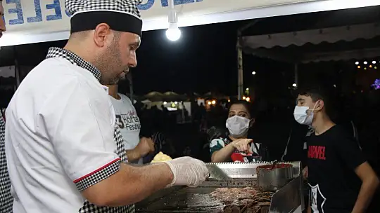 Elazığlılar Salçalı Köfte Festivalinde Zafer Döner'le coştu