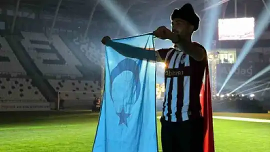 Elazığspor şampiyonluk kutlamalarında Filistin ve Doğu Türkistan'ı unutmadı