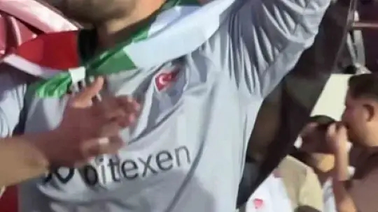 Elazığspor şampiyonluk kutlamalarında Filistin ve Doğu Türkistan'ı unutmadı