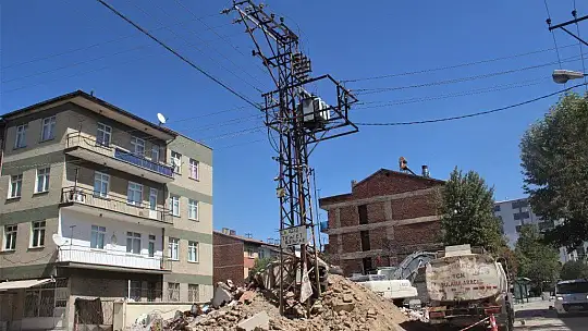 Elektrik tellerinin evlerle iç içe olması ağır hasarlı bina yıkımlarını engelliyor