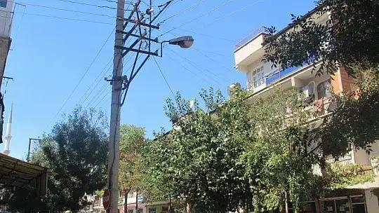 Elektrik tellerinin evlerle iç içe olması ağır hasarlı bina yıkımlarını engelliyor