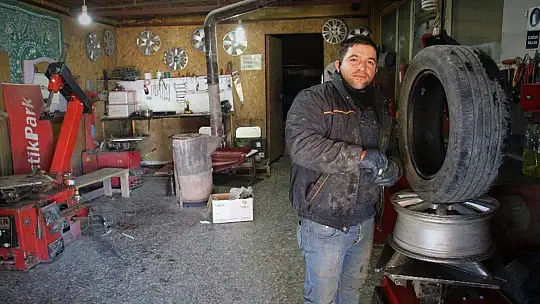 Engellerini aştı, hem kendi parasını kazanıyor hem de usta oldu