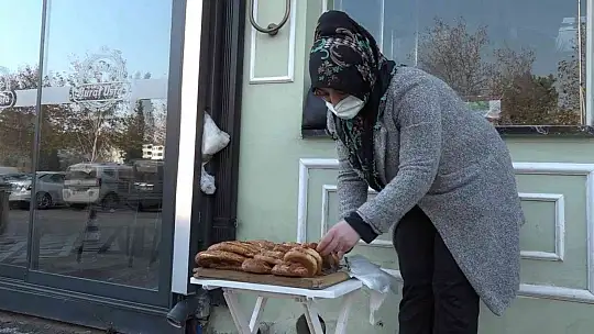 Eşi hastalanınca simit tablasını alıp sokağa çıktı..
