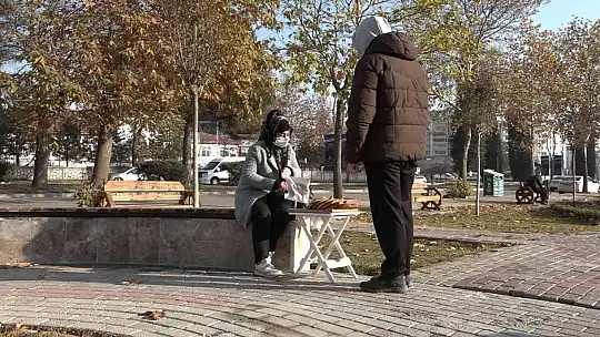Eşi hastalanınca simit tablasını alıp sokağa çıktı..